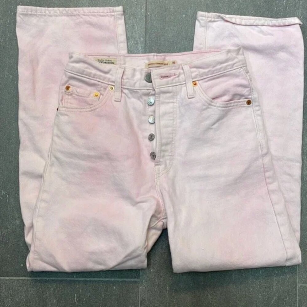 Levi’s ribcage straight jeans in light pink.